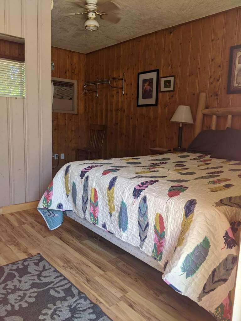 Dolores Outpost Motel On The River מראה חיצוני תמונה